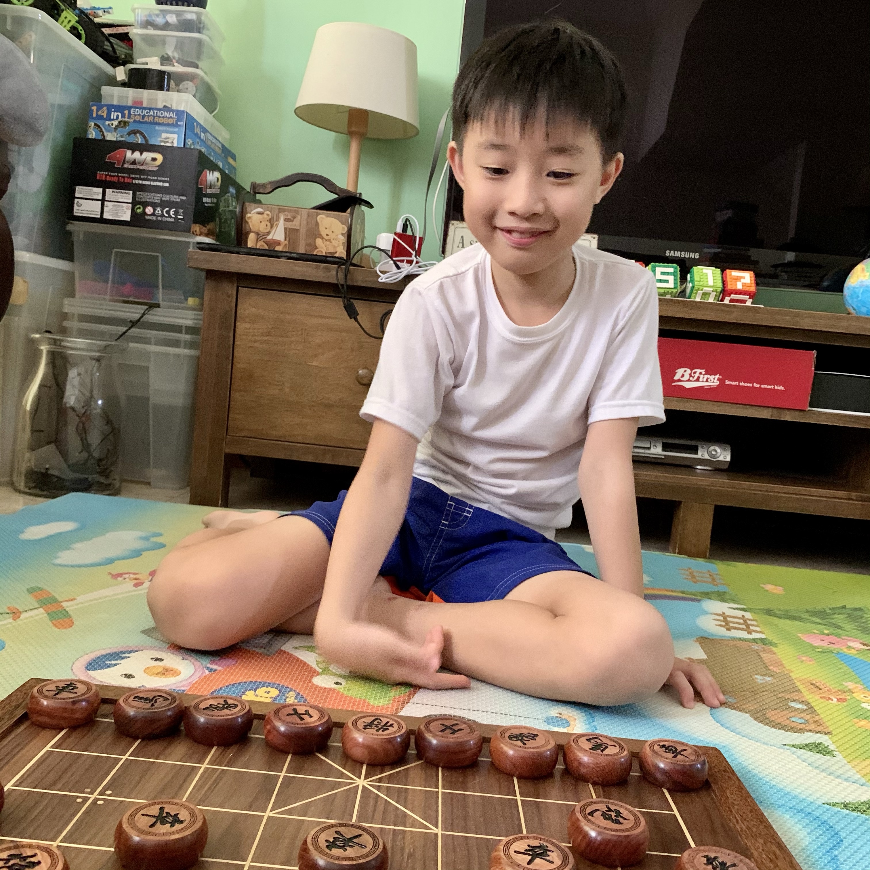 Playing Chinese Chess with 姐姐
